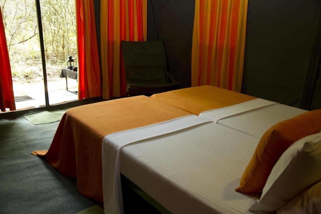 Mahoora Tented Safari Camp Udawalawe Esterno foto
